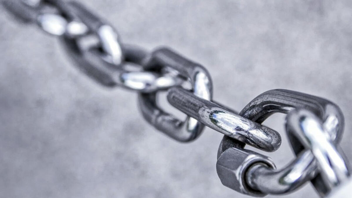 S'incatena al Comune e minaccia di darsi fuoco - 