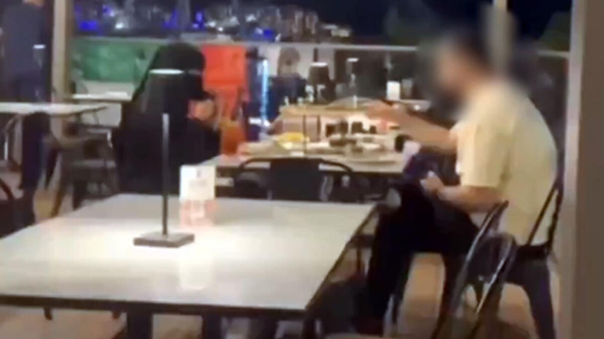 Prendono in giro donna col burqa a Dubai, due turiste ricercate per l'arresto - 