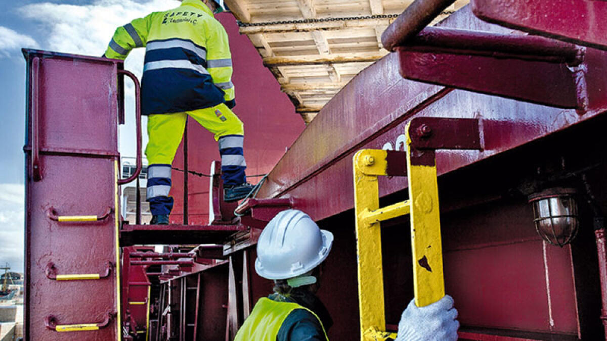 Cadono dalla gabbia usata per lavorare, gravi due operai - 