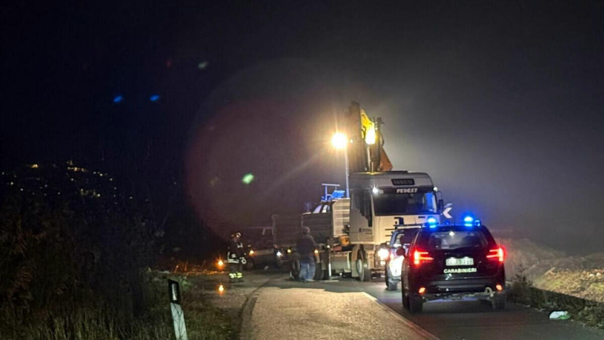 Auto con mamma e figlia finisce nel canale - 