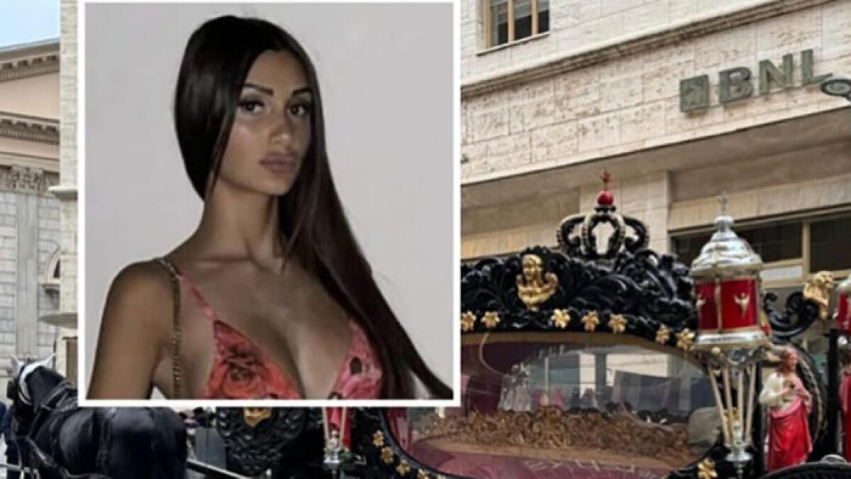 Carrozza con cavalli e magliette col suo volto per l'addio alla 15enne Martina - 