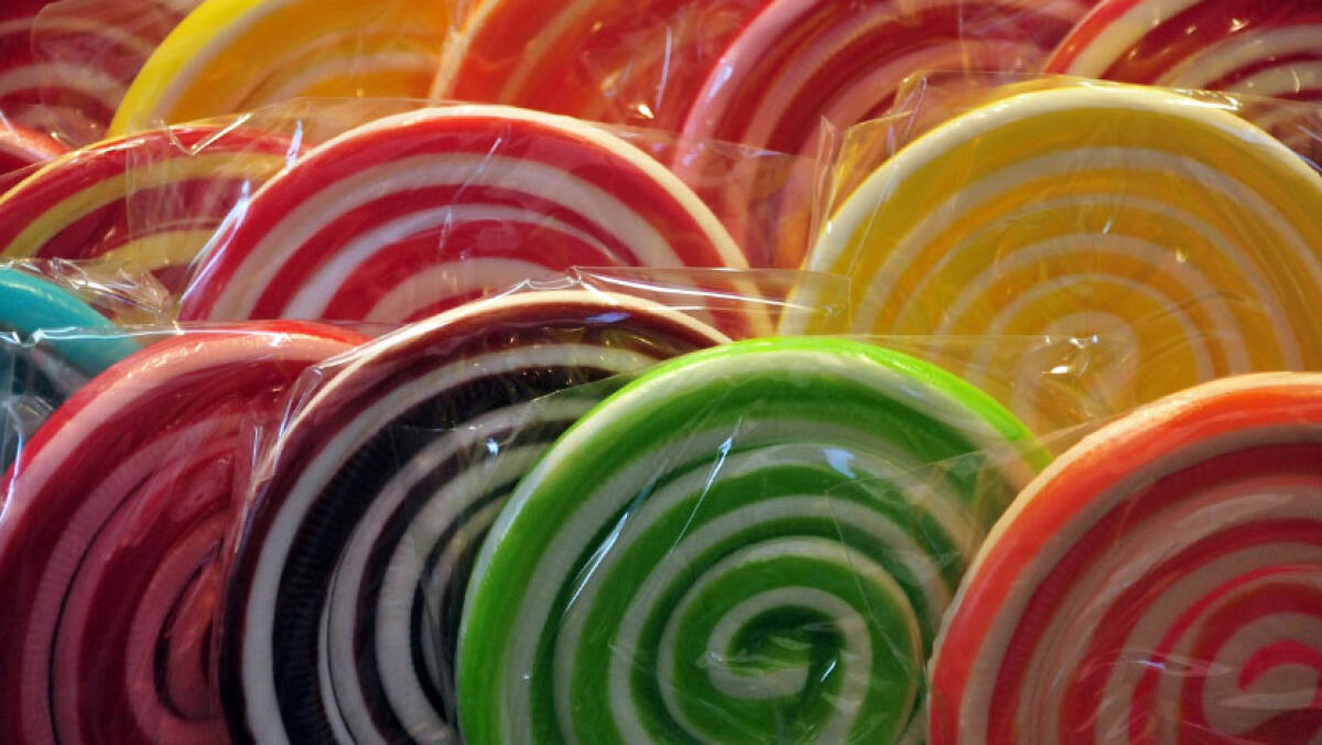 Ingioia un lecca lecca e gli va di traverso: terrore in strada - 