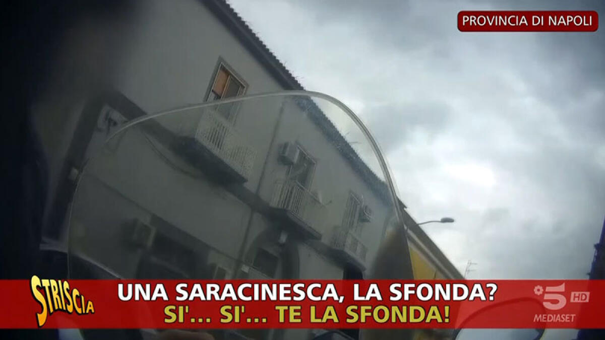 Rider vende bombe carta nel centro commerciale - 