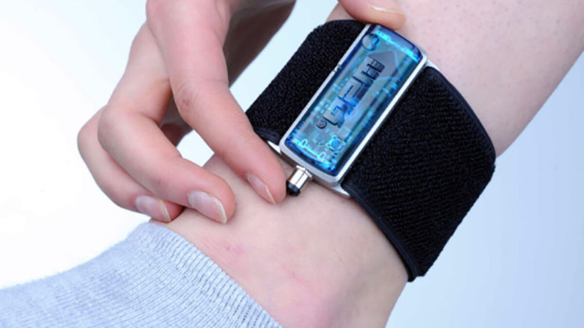 Dentista di Boscoreale ricattato dall'amante, braccialetto elettronico alla donna di Scafati - 