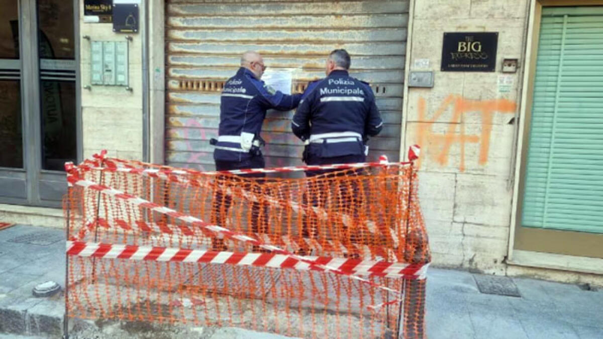 Distrugge il marciapiede per costruirsi un'autorimessa - 