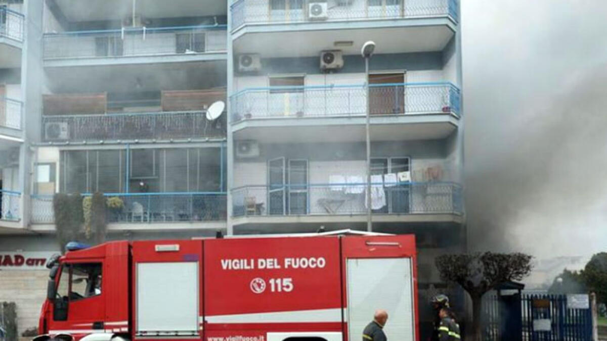 Brucia fabbrica di vestiti nel Vesuviano, intossicati e sgomberati - 