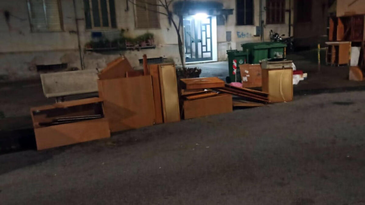Abbandona in strada l'intera camera da letto, denunciata - 