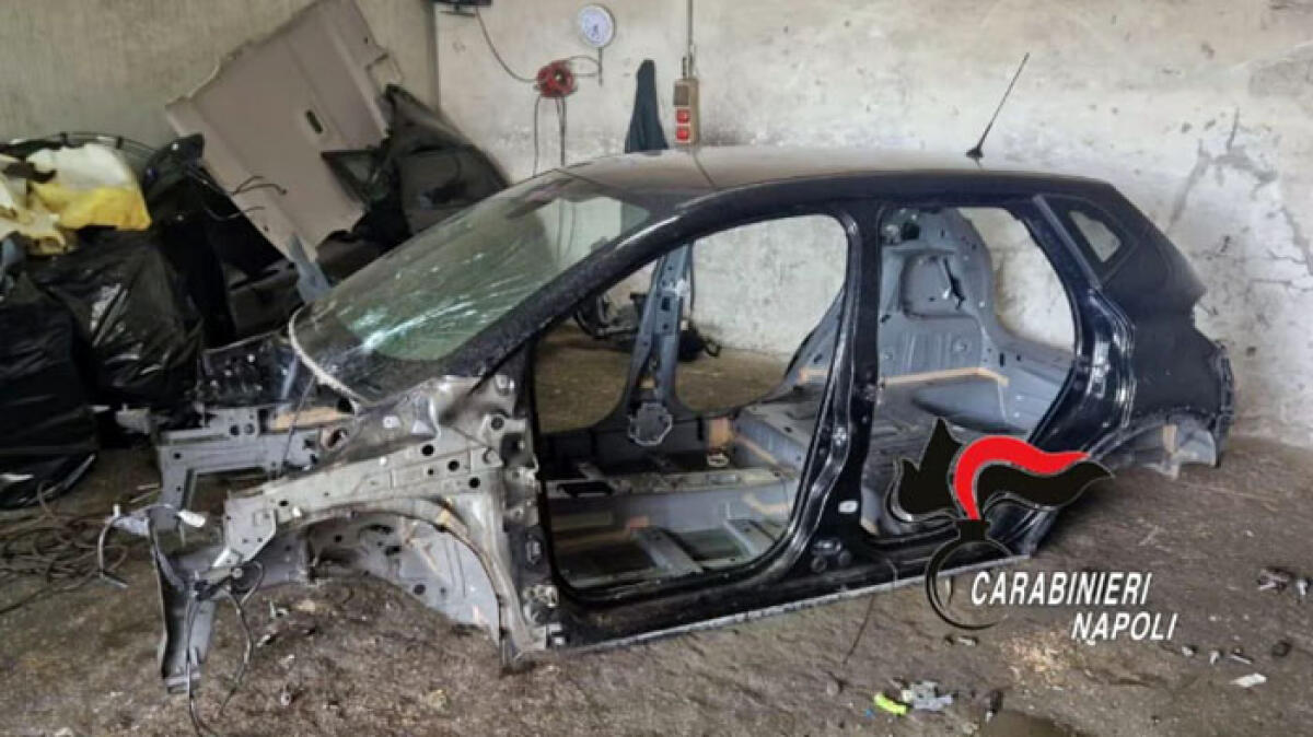 Smonta auto rubate con il figlio di soli 16 anni - 