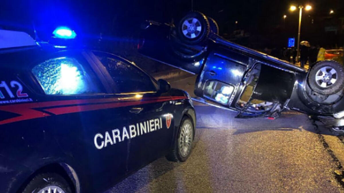 Si ribalta con l'auto, l'abbandona e va via a piedi - 