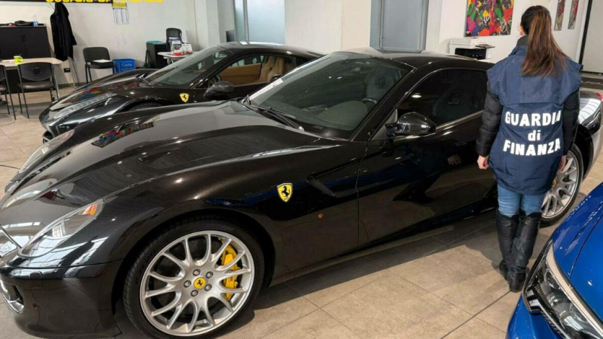 Acquistano una Ferrari e una Porsche, ma vengono truffati di 330mila euro - 