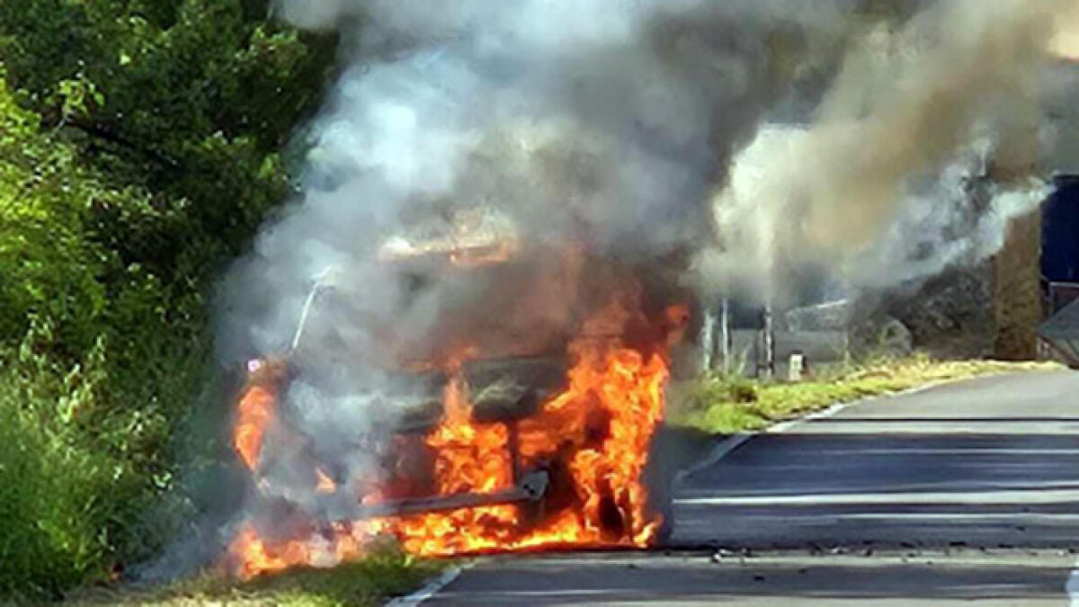 Accendono sigaretta nell'auto gas, il veicolo prende fuoco - 