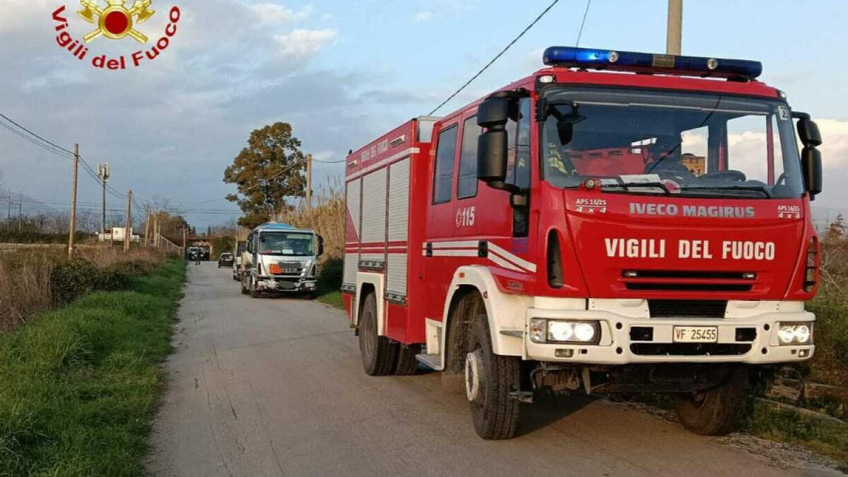 Autocisterna carica di gas si incastra sotto al ponte - 