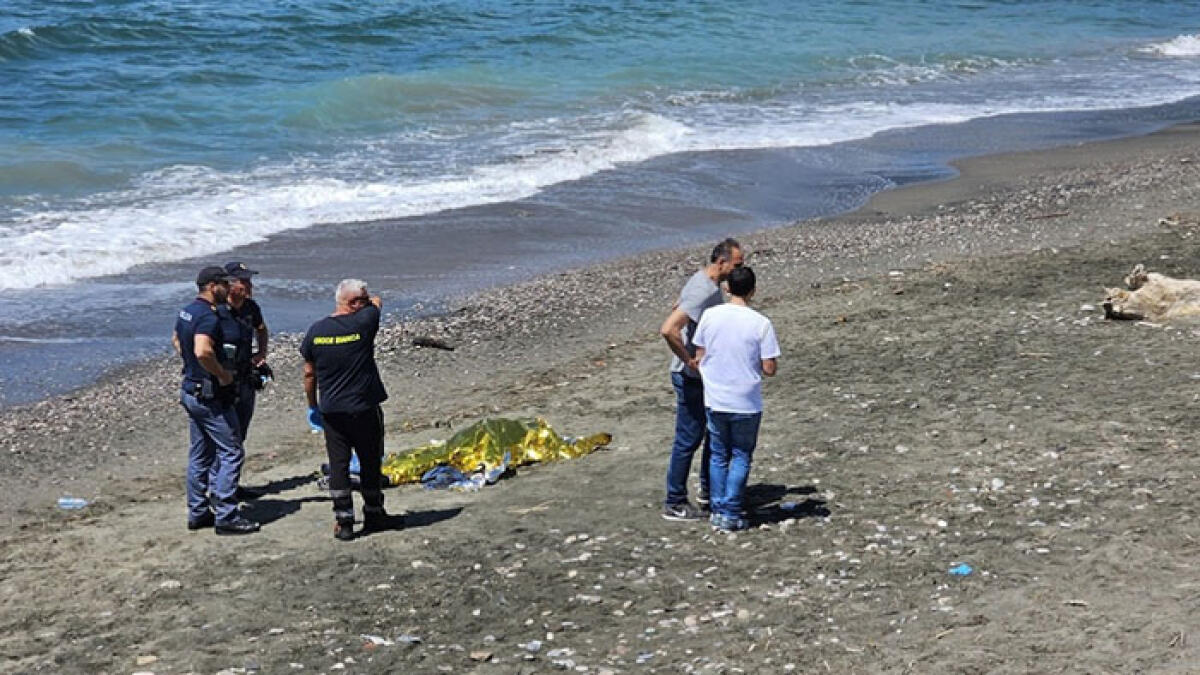 Corpo trascinato dal mare in spiaggia nel Golfo di Napoli - 