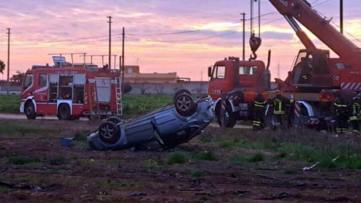 Auto ribaltata, padre muore davanti al figlio - 