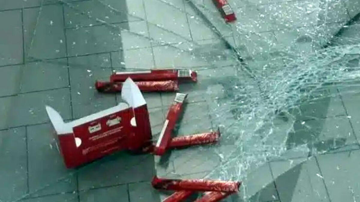 Distrutto l'ingresso per razziare il bar - 