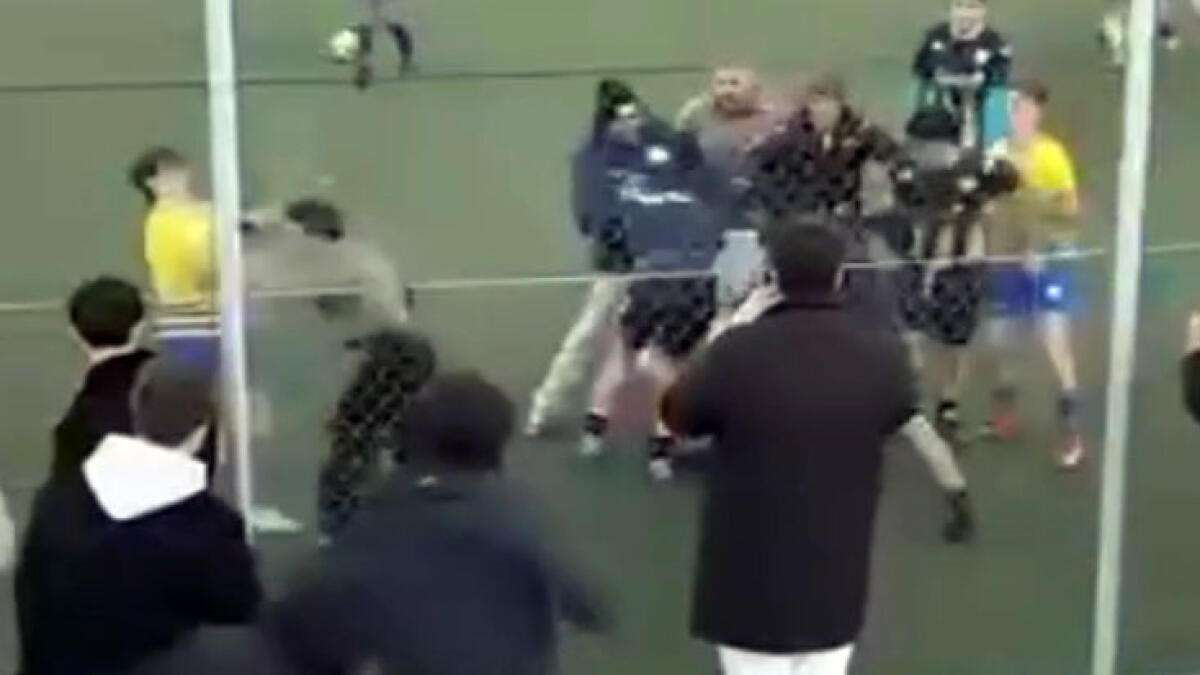 Calcio, i ragazzini del San Paolo Belsito e dell'Ischia si prendono a botte in campo GUARDA IL VIDEO - 