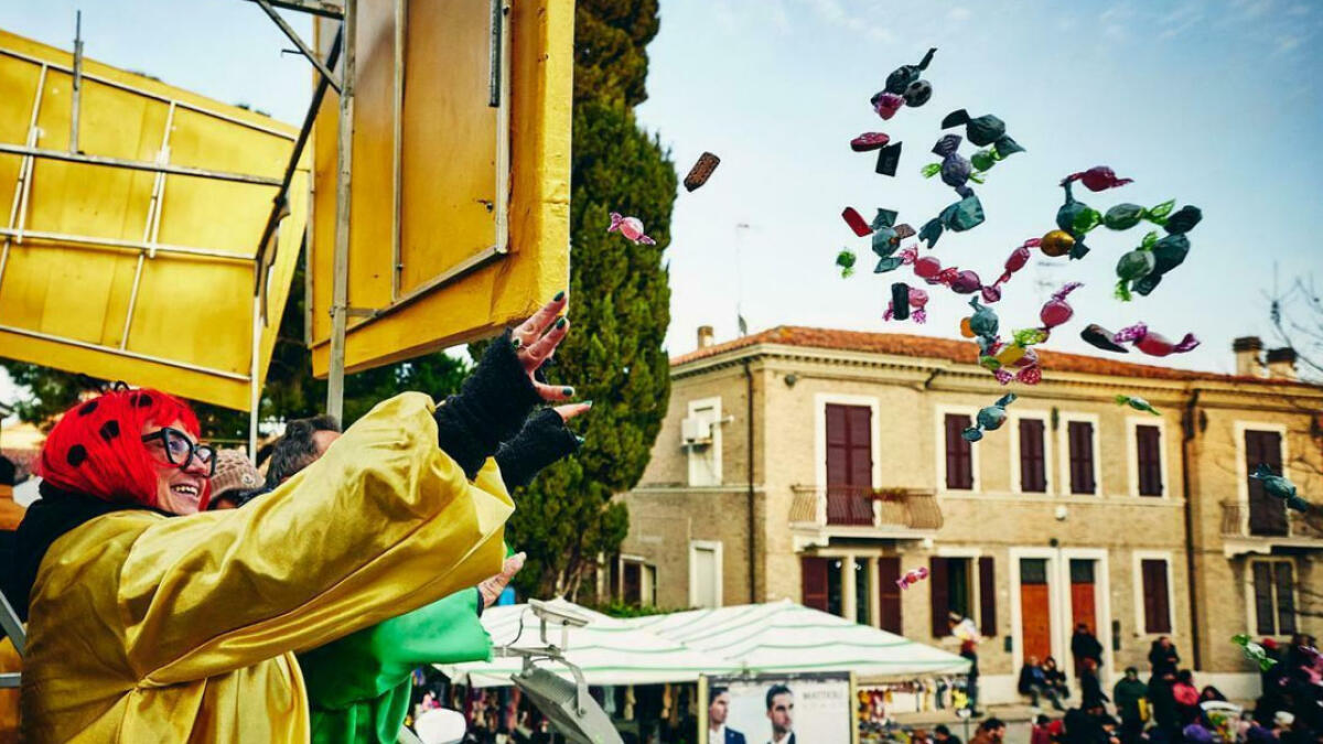 Lanciano 70 quintali di dolci dai carri di Carnevale, 18 feriti - 