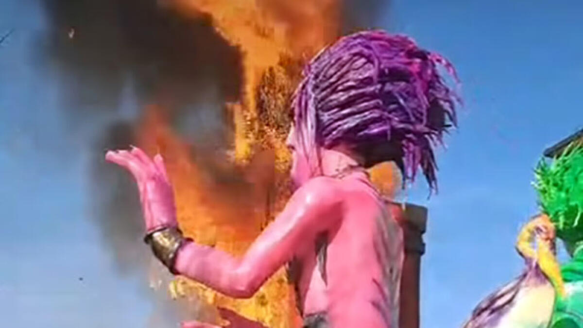 Carro di Carnevale prende fuoco, ustionati due bambini e una donna - 