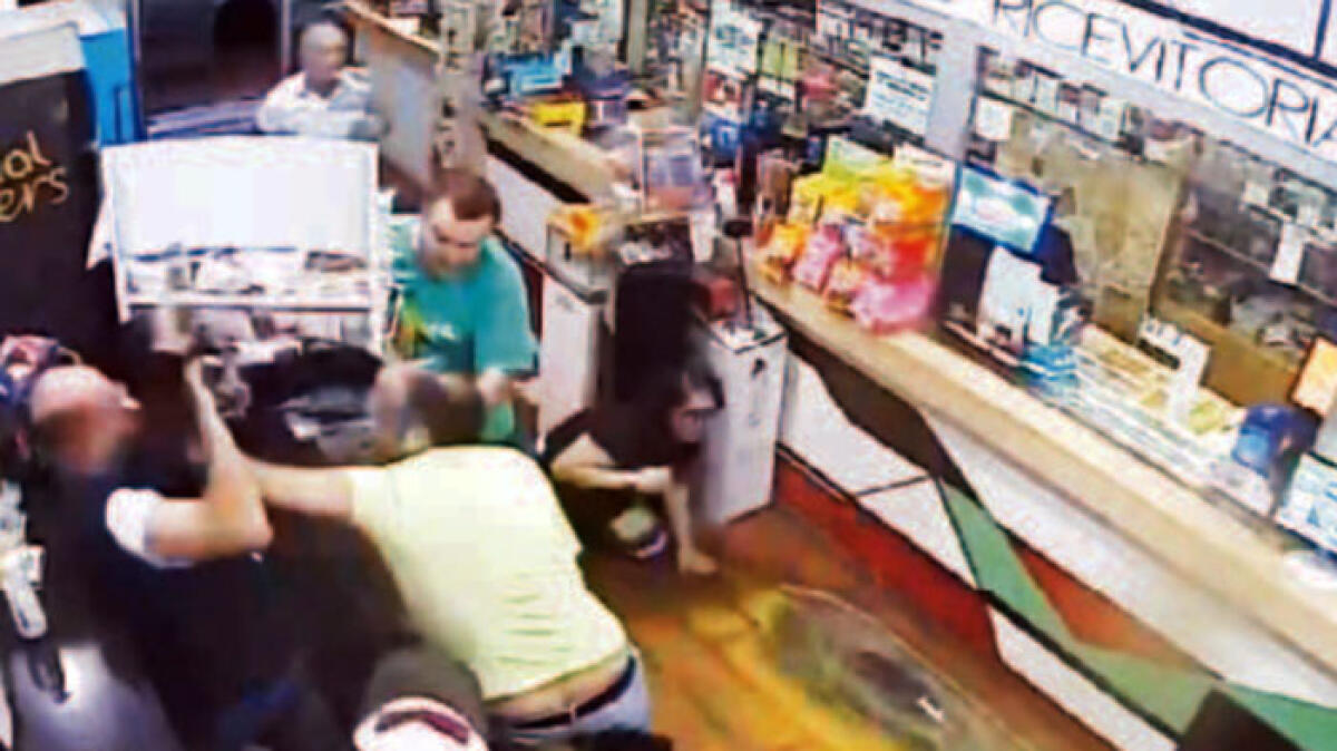 I clienti inseguono il rapinatore e lo fanno arrestare - 