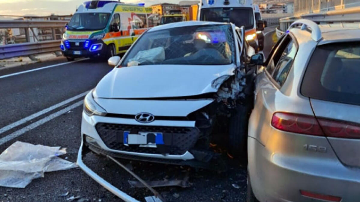 Terribile schianto in autostrada tra quattro veicoli: ci sono feriti gravi - 