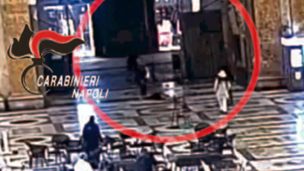 Scippata e ferita nella Galleria Umberto - 