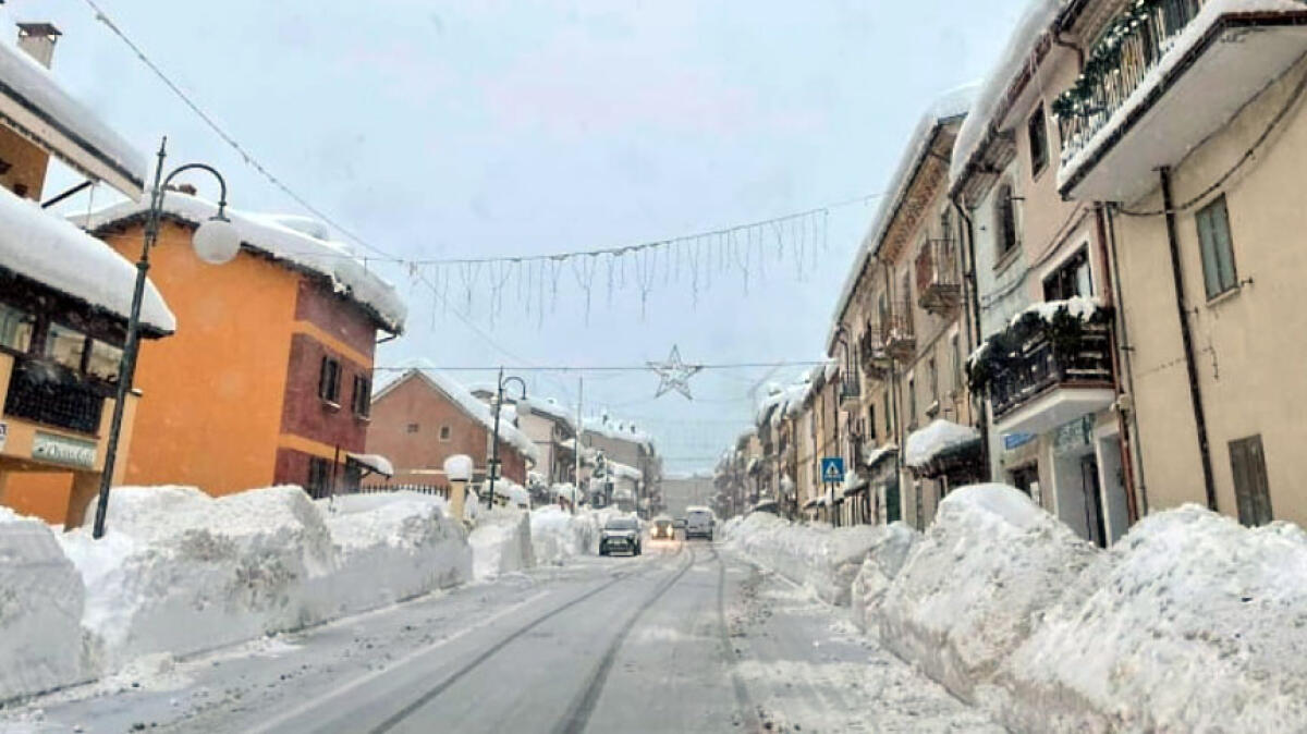 Incubo assalto dei tiktoker, Ovindoli si barrica e blocca i pullman turistici - 