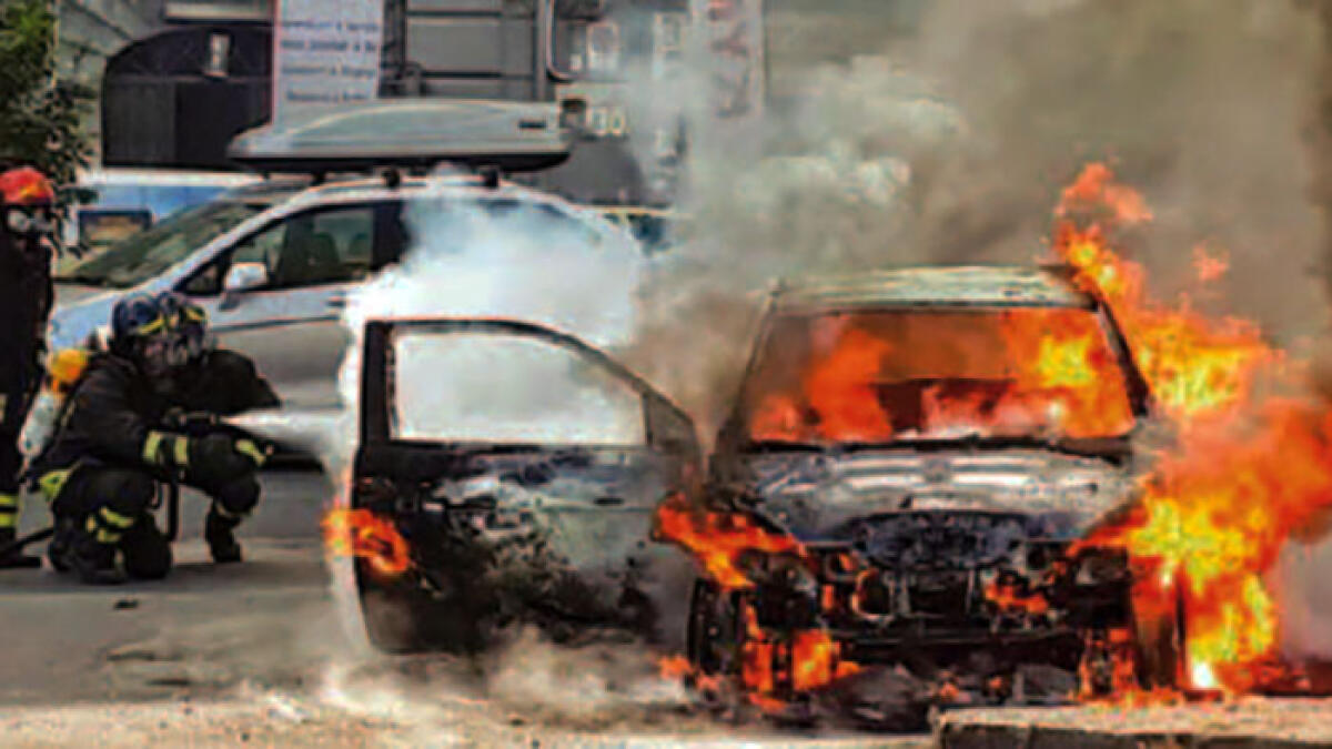 Vuole incendiare l'auto del rivale, ma sbaglia e dà fuoco a quella sbagliata - 