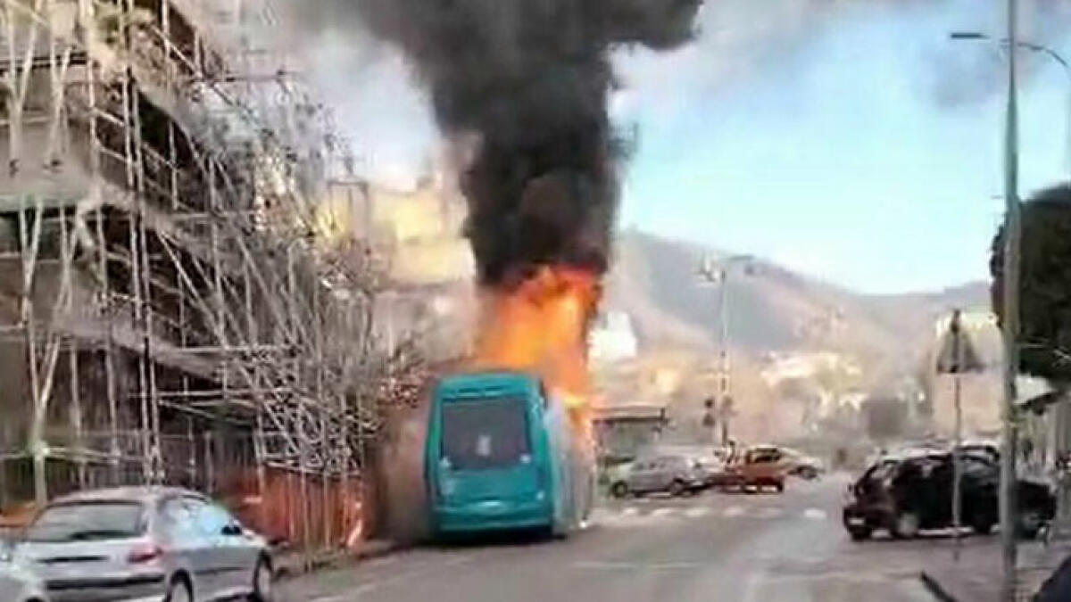 Autobus di linea in fiamme nei Paesi Vesuviani - 