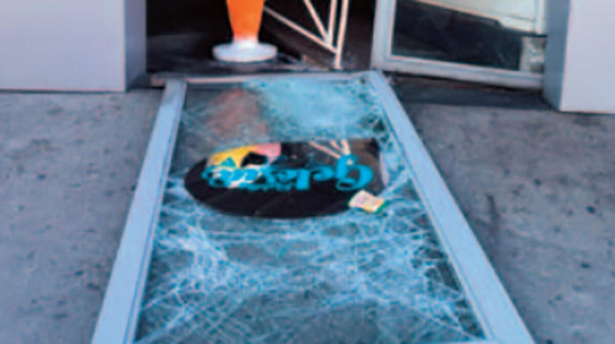 Spaccata in banca, distrutte le vetrate - 