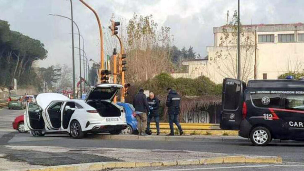 Rubano l'auto, fanno un incidente e scappano a piedi - 