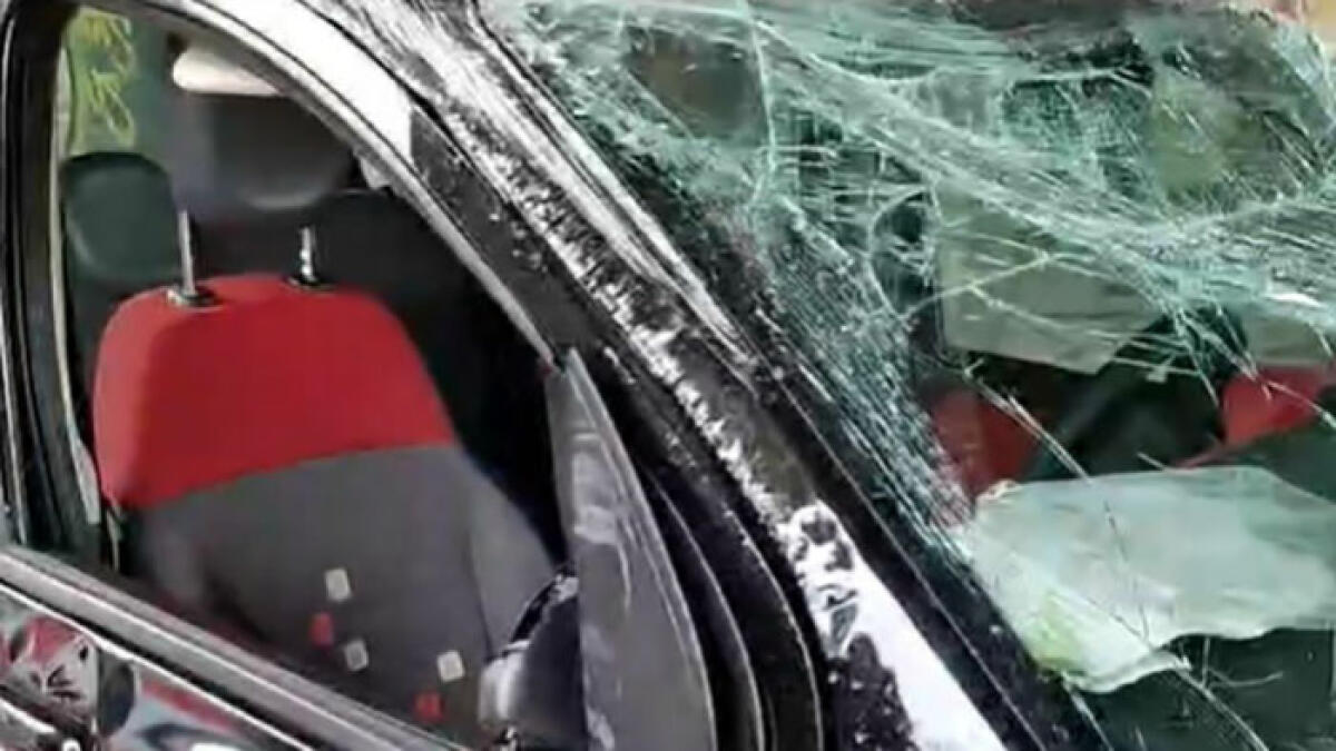 Auto a velocità folle in città finisce contro un palo - 