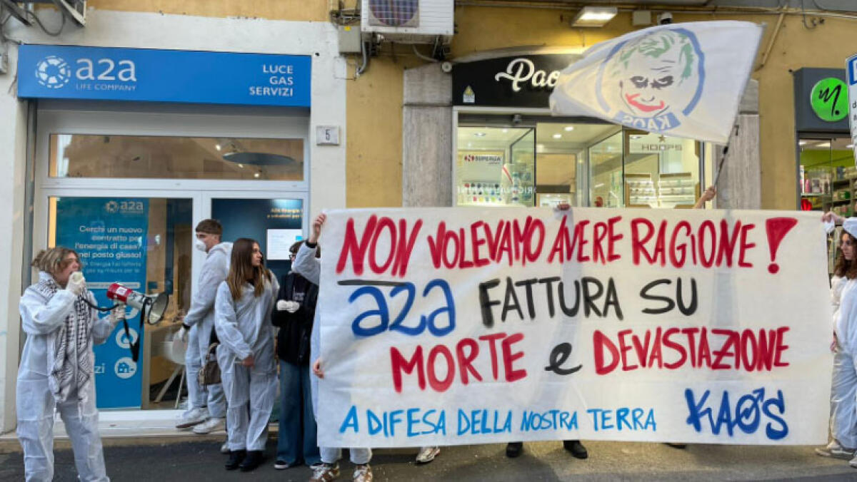 Terra dei Fuochi, gli attivisti in rivolta davanti alla sede di A2A - 