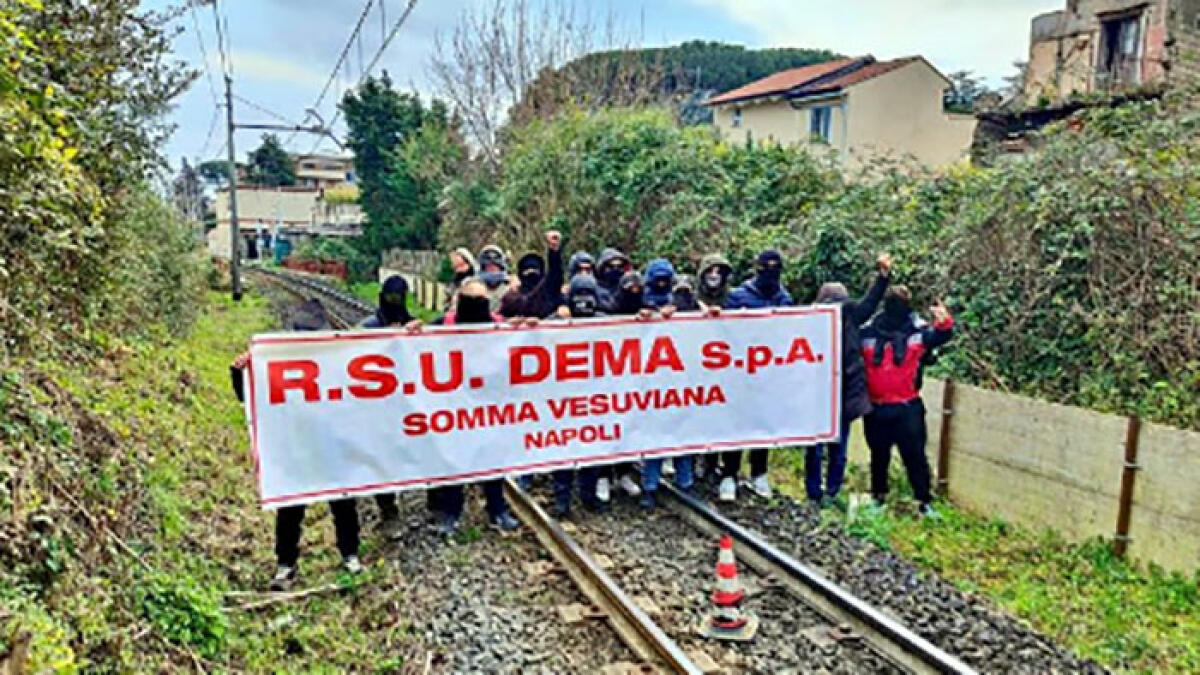 Lavoratori Dema occupano i binari della Circumvesuviana - 