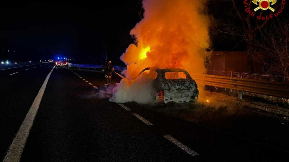 Fiat 500 ibrida va a fuoco sull'A16 - 