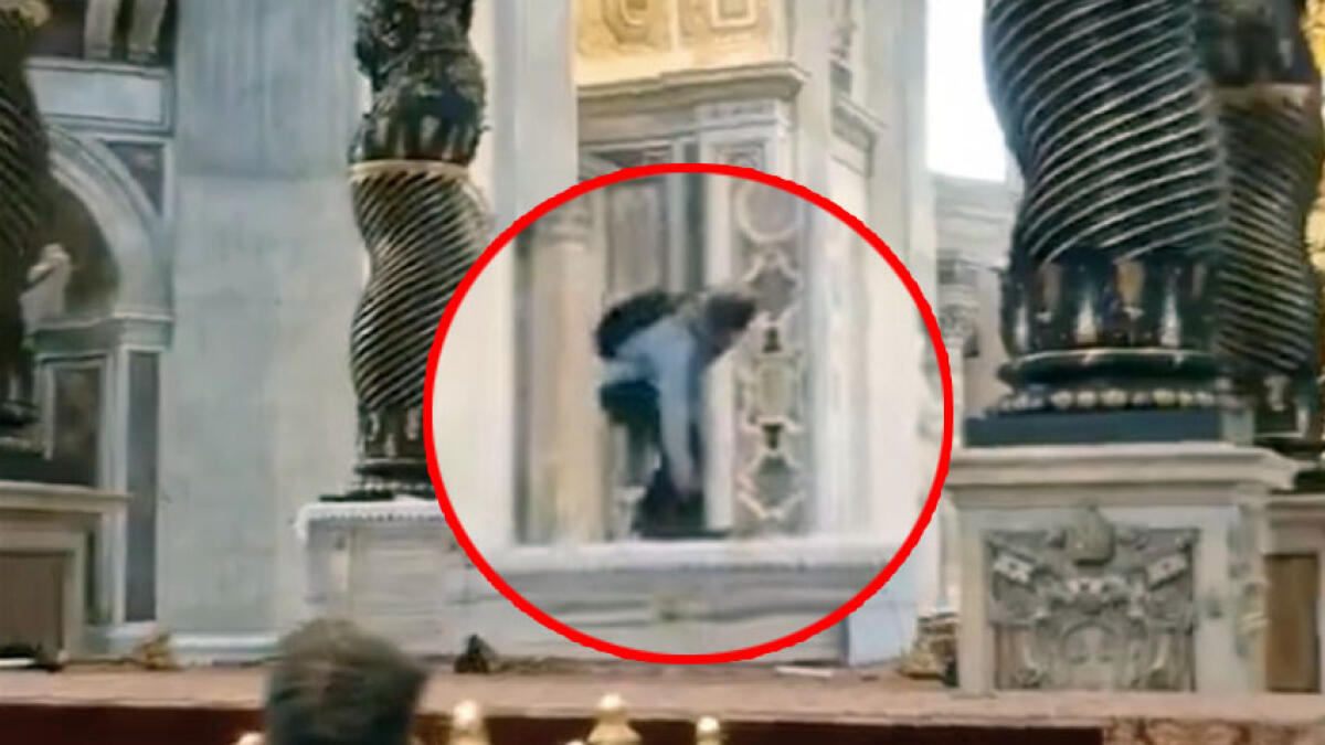 Salta sull'altare e vandalizza San Pietro - 