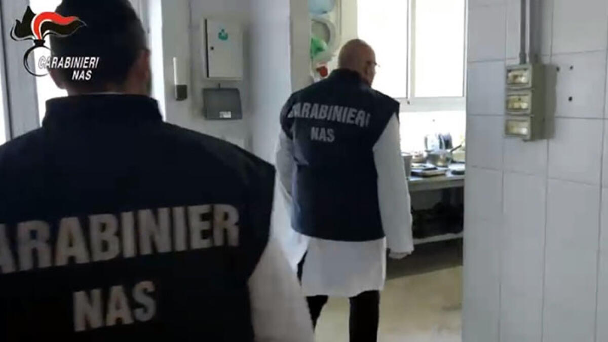 Imprenditore segrega gli operai durante un controllo dei Nas - 