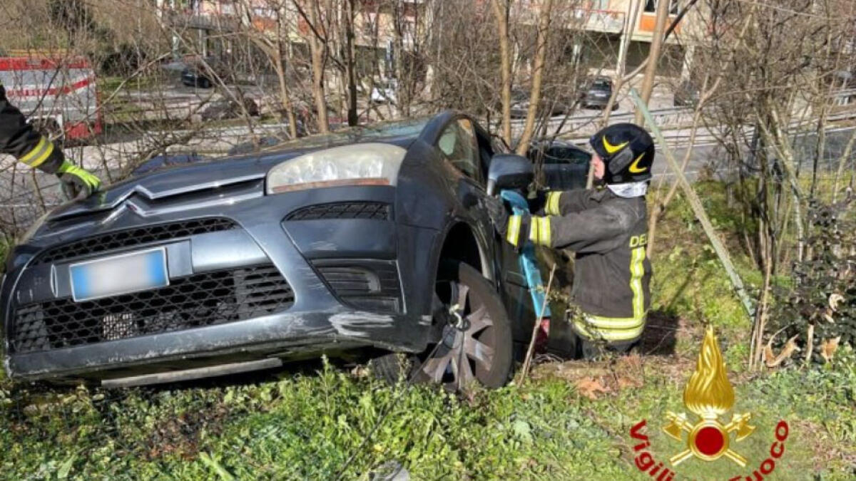 Auto finisce nella scarpata, a bordo una donna - 