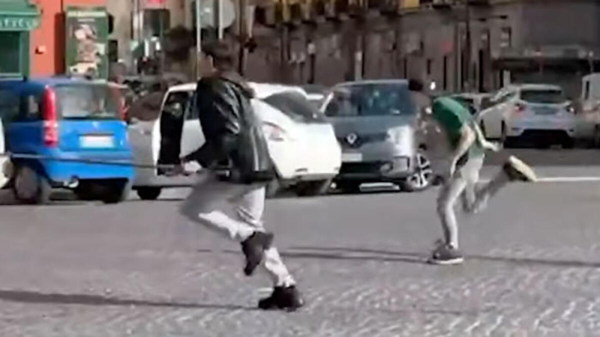 Picchiano clochard e scappano, tutto ripreso in un video - GUARDA QUI - 