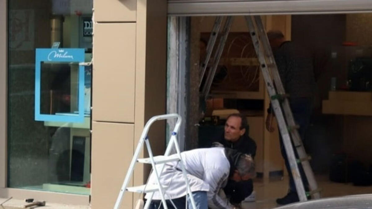 Usano auto come ariete per sfondare e ripulire la gioielleria - 