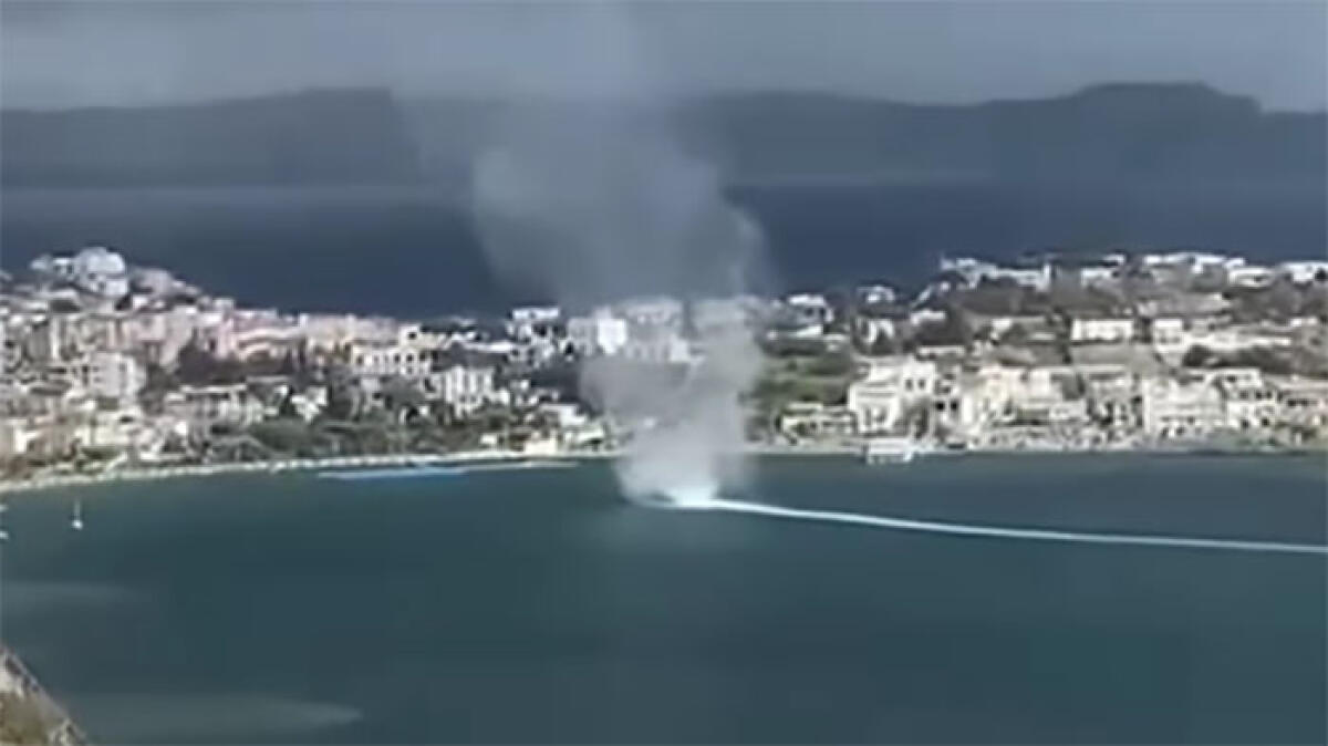 Tromba d'aria in stile tropicale nel Golfo di Napoli GUARDA IL VIDEO - 