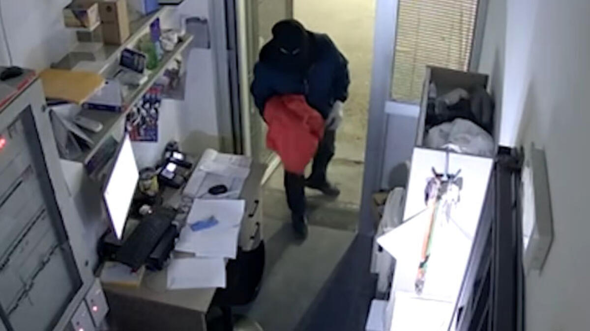 Ecco come i rapinatori hanno ripulito la stazione di servizio - GUARDA IL VIDEO - 