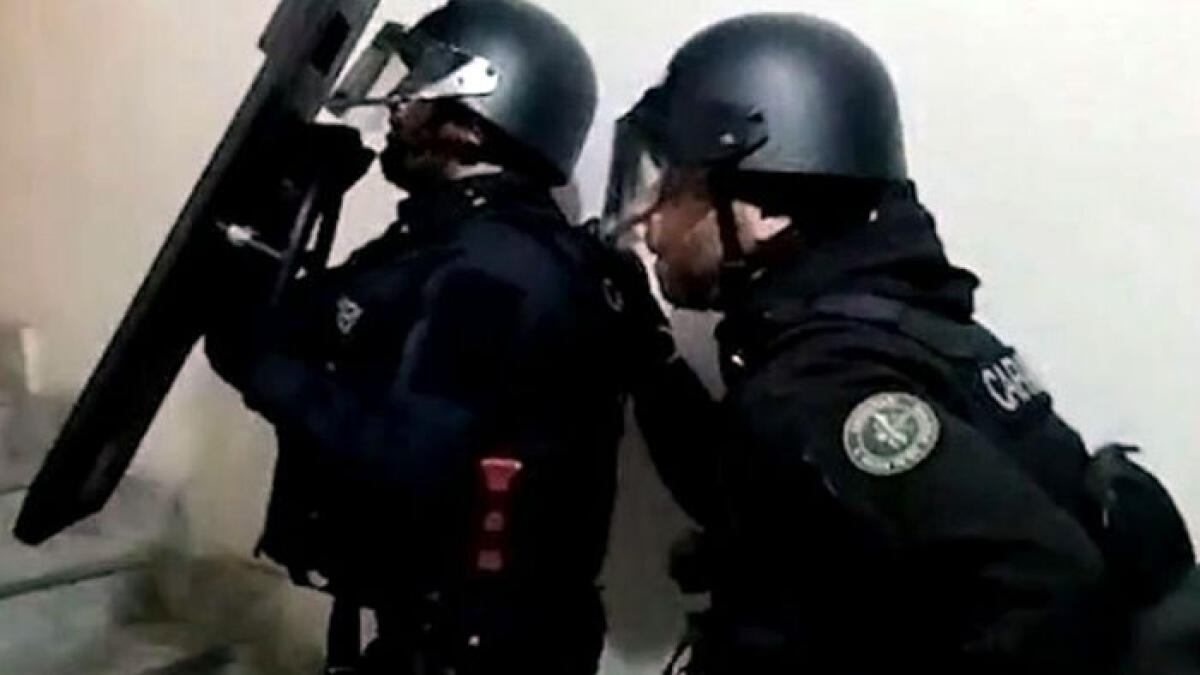 Barricato in casa nei Paesi Vesuviani, irruzione da film nei Paesi Vesuviani - 