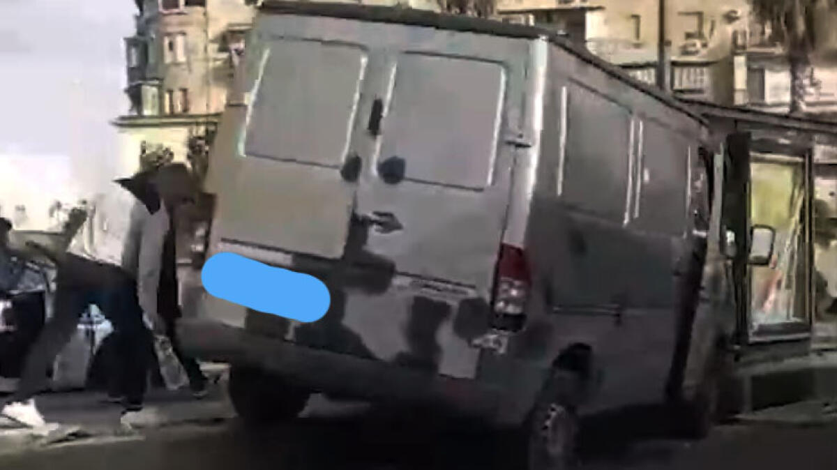 Furgone finisce nella pensilina del bus - 