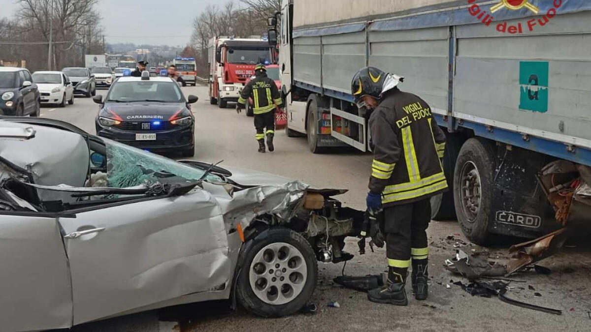 Auto va a sbattere contro camion in sosta - 