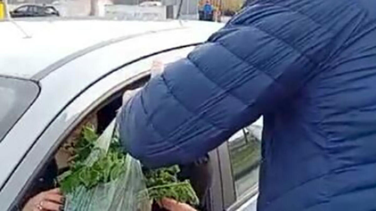 Protesta degli agricoltori, friarielli regalati agli automobilisti in strada - 