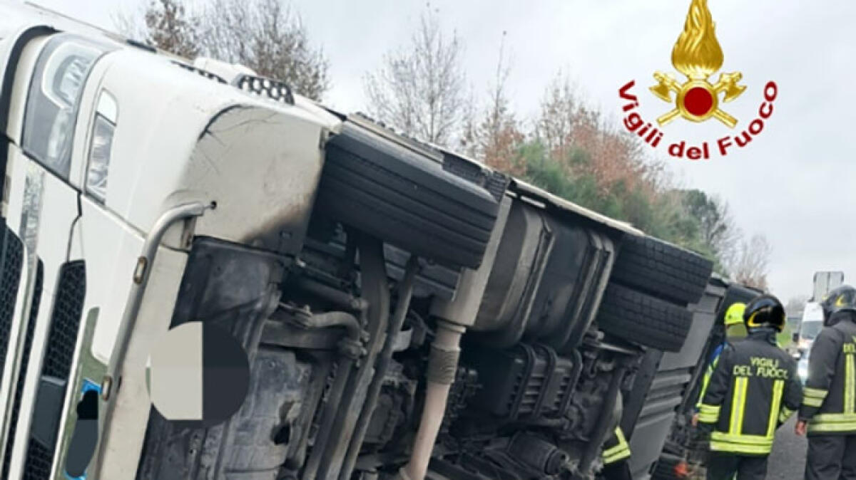 Camion si ribalta sull'A1 in Campania - 