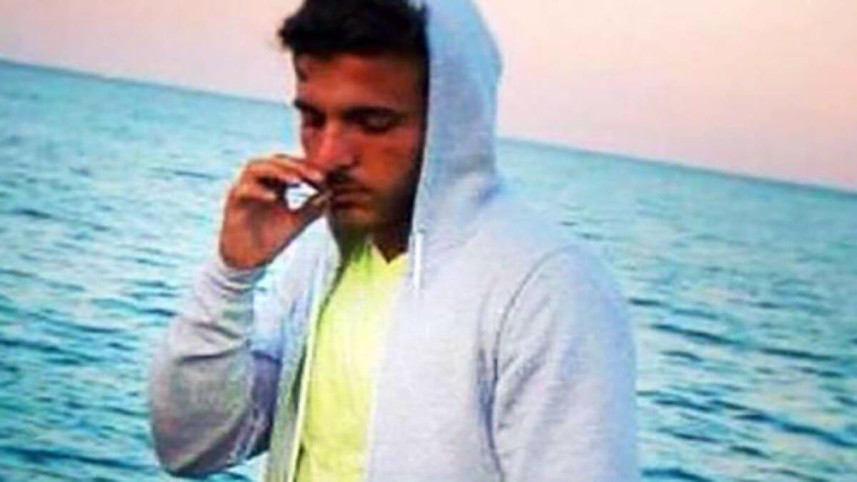 Trovato senza vita dalla fidanzata sul divano di casa - 