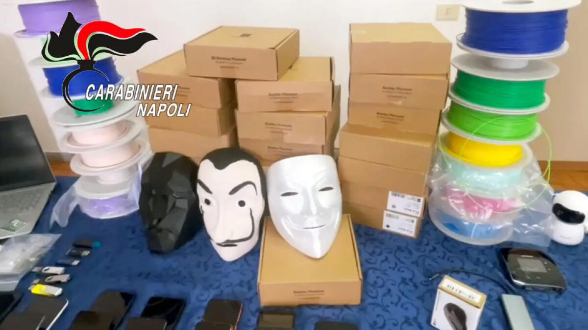 Sequestrati maschere da film, stampante 3d e materiali per truffe online - 