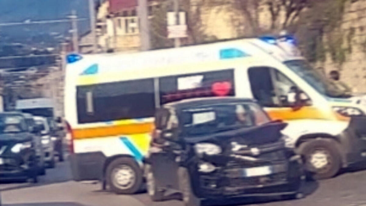 Incidente frontale tra auto e bus - 