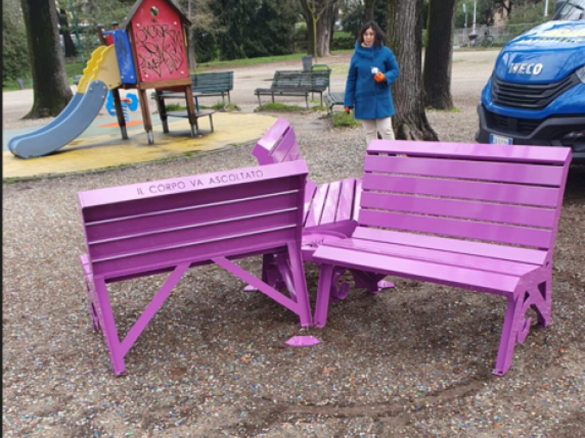 La panchina che abbraccia è lilla - 